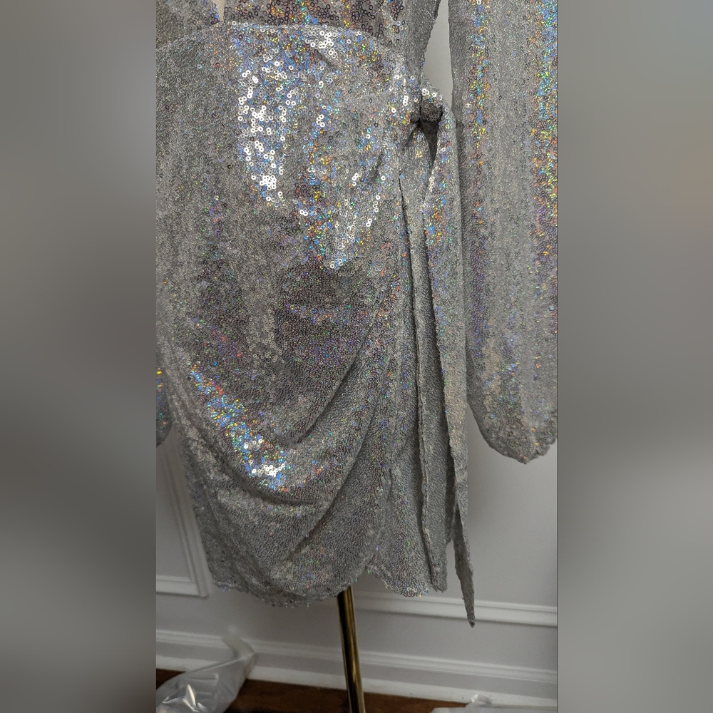 NWT Reg $90 Boohoo Tall Shimmering Silver Plunge Sequin Dress Size 2 - Picture 4 of 6